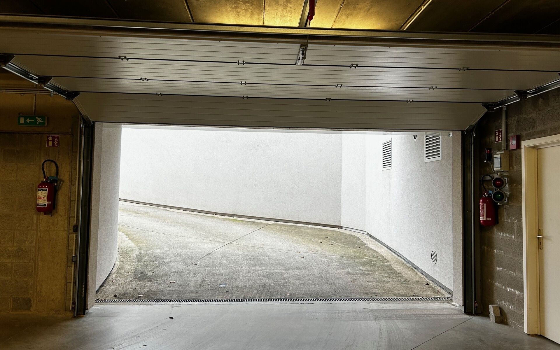[WWP2]-Emplacement de parking porte sectionnelle